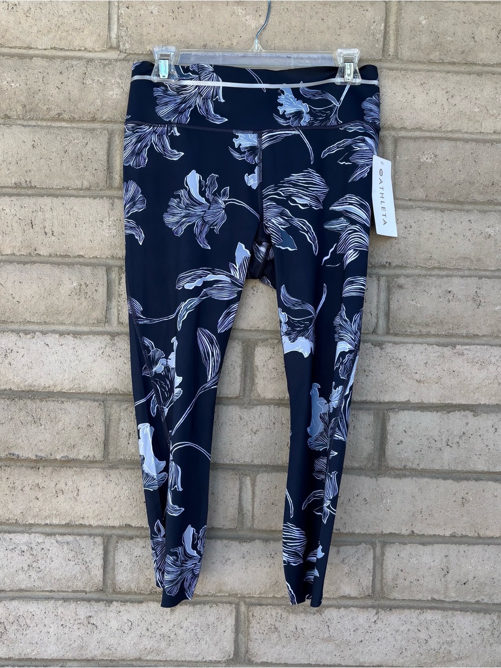 NEW ATHLETA Floral Sonic Capri Navy Leggings Size M